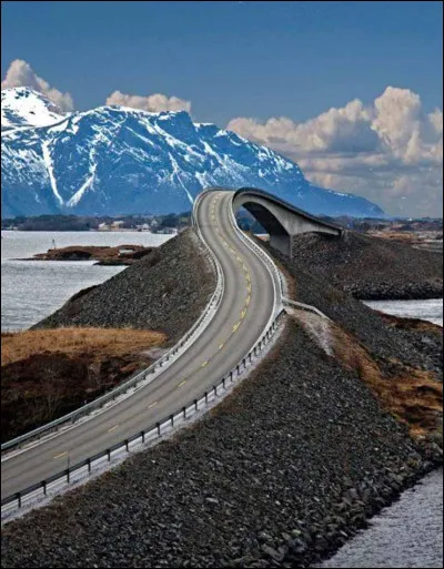 Vous êtes sur la route des Yungas... (en photo : Storseisundet bridge, Norvège)