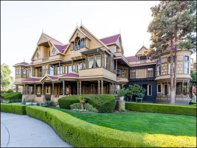 Vous êtes à Winchester House à San Jose en Californie... (en photo : Winchester House)