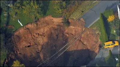 Vous êtes à Action Park, New-Jersey... (en photo : doline en Floride en 2013)