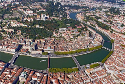 Lyon est située dans le/l'...