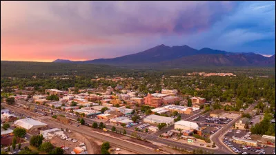Près de quel grand site la ville américaine de Flagstaff se trouve-t-elle ?