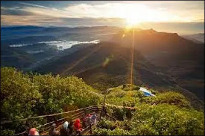 Quelle &icirc;le est situ&eacute;e l&eacute;g&egrave;rement sous l'Inde ?