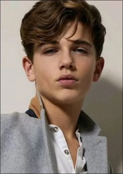 Tu croises un garçon incroyablement beau dans les couloirs de Foxfire. Il te demande : 
''-Tu n'aurais pas vu Keefe Sencen ?''.
Que lui réponds-tu ?