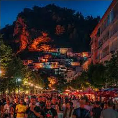 De quel pays le Xhiro, une tradition qui consiste en se promener dans les rues des villes est-il originaire ?