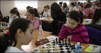 Dans quel pays les échecs sont-ils une matière scolaire obligatoire ?