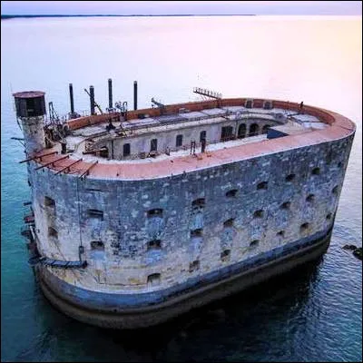 Qui incarne depuis 2020 le personnage de Cyril Gossbo dans l�&eacute;mission "Fort Boyard" ?