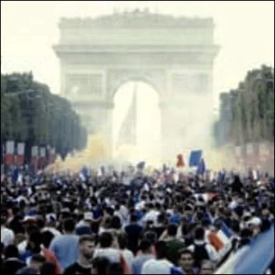 Quel acteur s�est illustr&eacute; dans le r&ocirc;le d�un policier r&eacute;cemment transf&eacute;r&eacute; dans une banlieue parisienne difficile dans le film "Les Mis&eacute;rables" ?