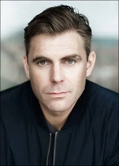 Comment se prénomme le père de Sara et Simon ?