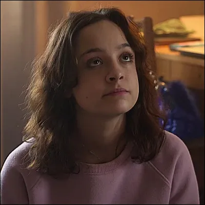 Qui joue la sur de Simon, Sara ?