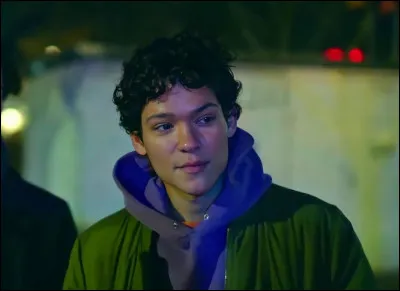 L'acteur de Simon, Omar Rudberg, est multilingue. Mais quelle langue sait-il parler parmi les suivantes ?