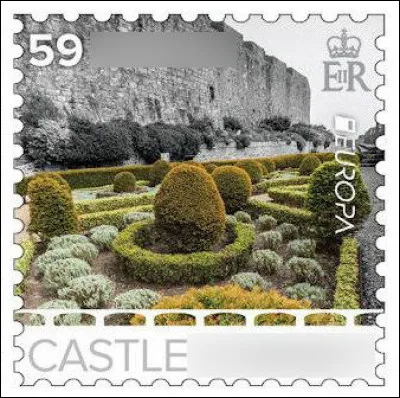 Des remparts crénelés
De l'île de - guère ne sais -
Pourrait-on y jouer
Un p'tit air de [...] ? 

[Retrouvez le nom de ce château et où il se trouve !]