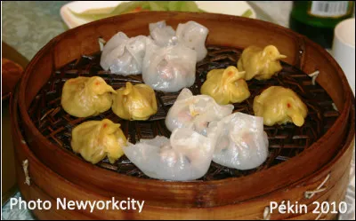 Quelle est cette spécialité de Chine, des raviolis avec une farce à base de viande, de légumes et de champignons cuits à la vapeur ?