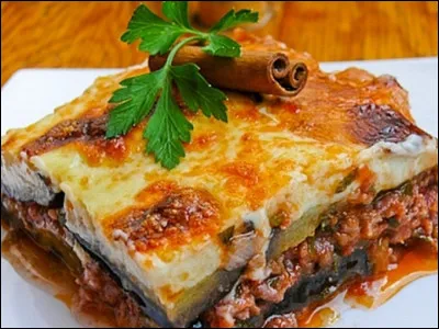Quelle est cette spécialité de Grèce, plat traditionnel composé d'aubergines grillées, d'oignons, de tomates et de viande hachée de mouton ?