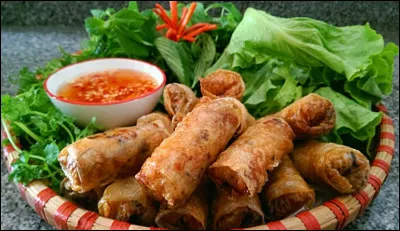 Quelle est cette spécialité du Vietnam, des beignets salés farcis et frits puis entourés de galettes de riz ?