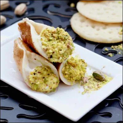 Quelle est cette spécialité de Syrie, une pâtisserie à base de pâte à crêpe farcie de crème de lait, de pistaches et de noix ?