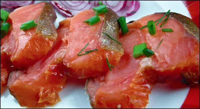 Quelle est cette spécialité, un plat traditionnel de Norvège composé de truite salée fermentée que l'on déguste crue ?