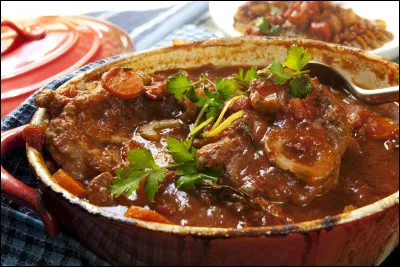 Quelle est cette spécialité de France, un ragoût à base de morceaux d'épaule de veau colorés à l'huile d'olive et au beurre puis cuits longuement dans une sauce tomate ?
