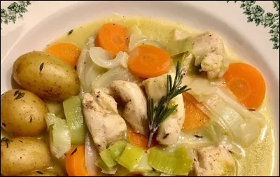 Quelle est cette spécialité de Belgique, une soupe mijotée à base de poulet ou de poisson accompagnée de légumes et parfois de bière ?