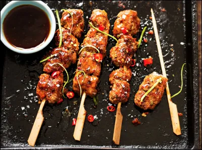 Quelle est cette spécialité du Japon, des brochettes de poulet de la taille d'une bouchée cuites sur un grill ?