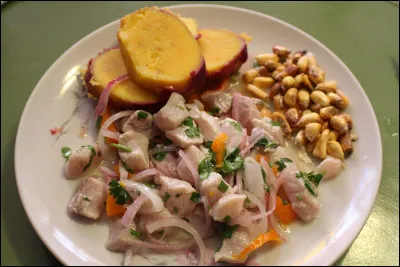 Quelle est cette spécialité du Pérou, une salade de poisson assaisonnée au citron vert accompagnée de patates douces et de mais grillé ?