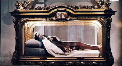 Le 13 mai 1883, sainte Thérèse de Lisieux étant malade aurait été guérie par "Le sourire de la Vierge".