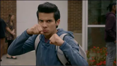 Dans quel endroit du lycée Miguel se venge-t-il et met-il une sacrée raclée à ses harceleurs (Kyler et sa bande) ?