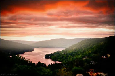 Le drapeau du Canada est rouge et blanc ; que représente le blanc ?