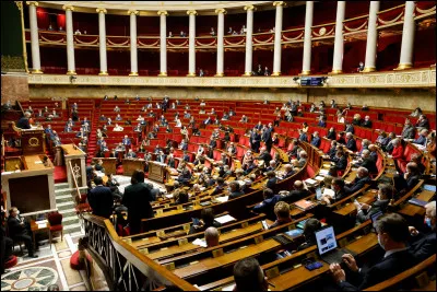Il faut avoir au minimum 289 députés pour avoir la majorité absolue à l'Assemblée nationale.