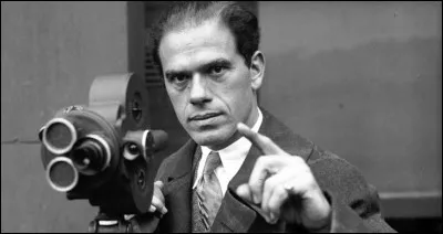 Parmi ces 4 propositions, laquelle ne correspond pas à la filmographie de Frank Capra ?