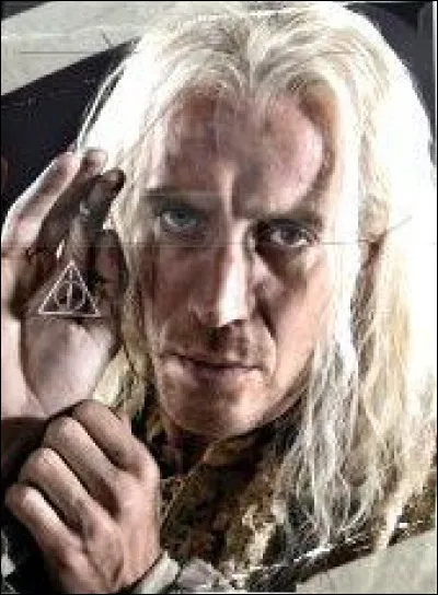 Son père dirige un magazine, lequel ?