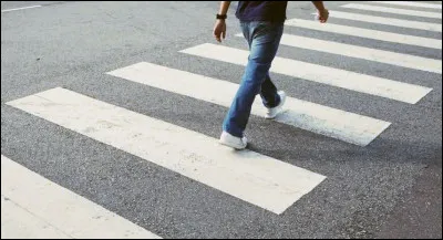 Tu traverses un passage pour piétons quand une voiture arrive à grande vitesse sur toi, que fais-tu ?