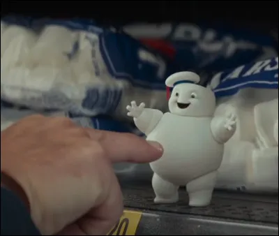 Que s'apprête à faire ce mini marshmallow dans le film « SOS Fantômes : L'Héritage » ?