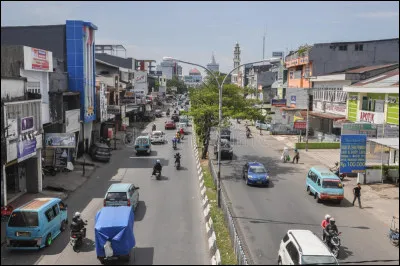 Dans quel pays se situe Makassar, capitale de la province de Sulawesi (Célèbes) située dans le sud de l'île du même nom ?
