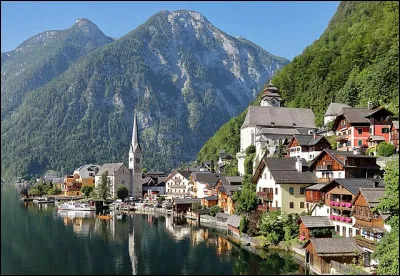 Hallstatt : à quoi le nom du village autrichien de Hallstatt est-il associé ?