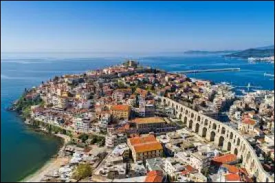 Dans quel pays la ville de Kavala, 65 000 habitants, se trouve-t-elle ?