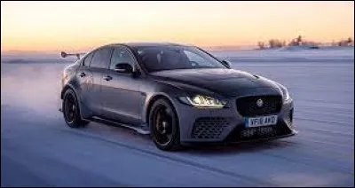 Quelle est la marque de cette voiture ?