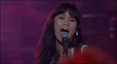 Comment s'appelle le groupe dont Cassandra est la chanteuse et la bassiste ?