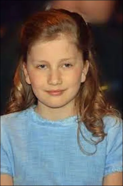 Comment s'appelle la princesse belge née le 25 octobre 2001, 1er enfant du prince Philippe et de la princesse Mathilde ?