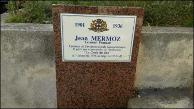 Lors de leur disparition, de combien de personnes se composait l'équipage de Jean Mermoz ?