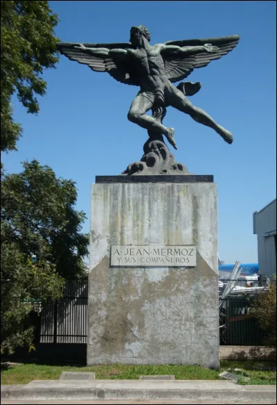 Jean Mermoz a eu droit à des funérailles nationales le 30 décembre...