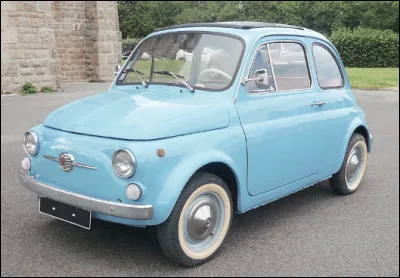 Quelle cette automobile mythique italienne urbaine, produite de 1957 à 1975 qui a connu un immense succès populaire ?