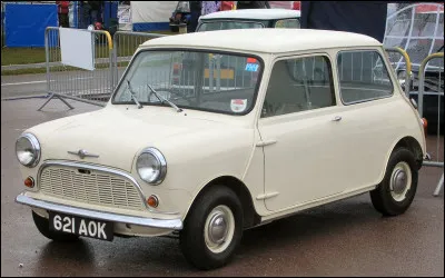 Quelle est cette automobile mythique britannique, une citadine de conception innovante, quatre places en 3 mètres de long, produite de 1959 à1990 , élue en 1999 la deuxième voiture du siècle ?