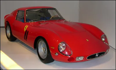 Quelle est cette automobile mythique italienne, une voiture de course grand tourisme, produite en 36 exemplaires de 1962 à 1964, dotée d'un moteur V12 de 300 cv ?