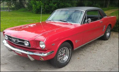 Quelle est cette automobile mythique américaine produite par Ford depuis 1964 en de nombreuses versions à caractère sportif ?