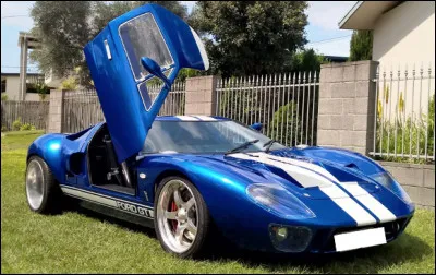 Quelle est cette automobile mythique américaine, une voiture de sport produite à 126 exemplaires de 1964 à 1968 dotée d'un moteur V12 de 310 cv ?