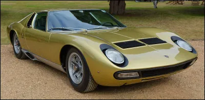 Quelle est cette automobile mythique italienne, une voiture de sport produite à 764 exemplaires de 1966 à1973, dotée d'un moteur V12 central arrière de 350 cv à 385 cv ?