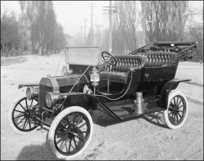 Quelle est cette automobile mythique américaine, la première voiture fabriquée à la chaine, produite de 1908 à 1927, élue en 1999 voiture du siècle ?