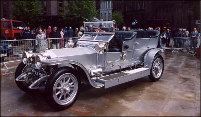 Quelle est cette automobile mythique britannique, une voiture de luxe avec une carrosserie en aluminium poli gris argent à moteur 6 cylindres 60 cv, produite de 1907 à 1926 ?