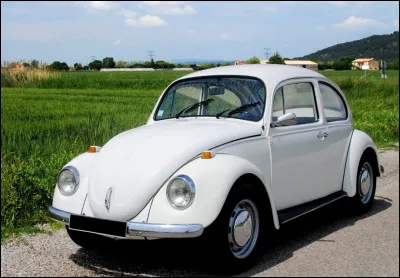 Quelle est cette automobile mythique allemande, la voiture la plus produite de tous les temps de 1938 à 2003, un véhicule populaire à moteur arrière créé par Volkswagen ?