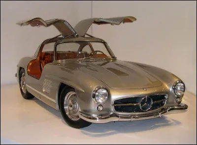 Quelle est cette automobile mythique allemande, un coupé 2 places produit de 1954 à 1963 avec un moteur 6 cylindres de 215 cv, emblème de la marque Mercedes-Benz ?